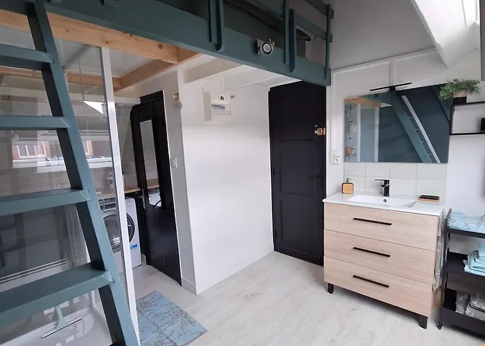 A 2 Pas De La شقة *