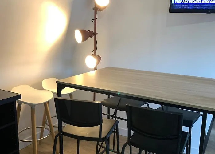 A 2 Pas De La شقة